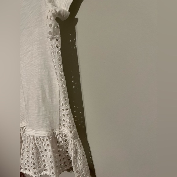 💖♠️ Kate Spade White Top | Dot Eyelet Inset | Ruffled Hem | Size XXS | EUC - Picture 3 of 8